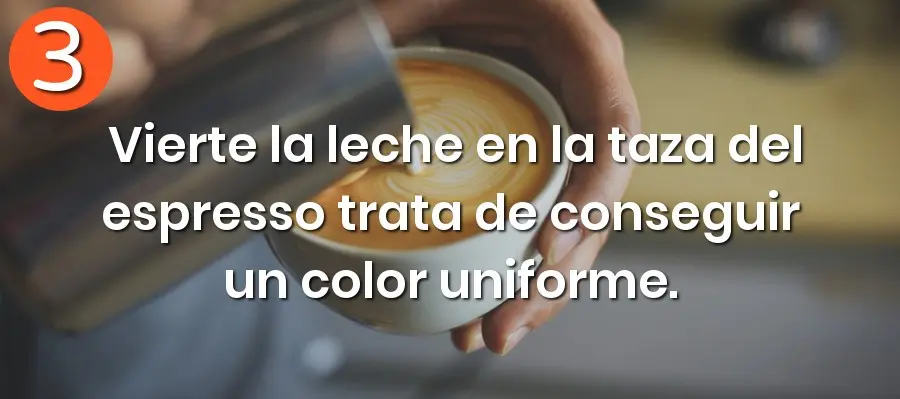 vierte la leche en la taza