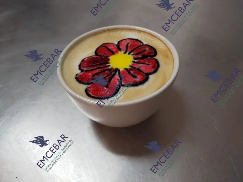 arte latte de color con flor