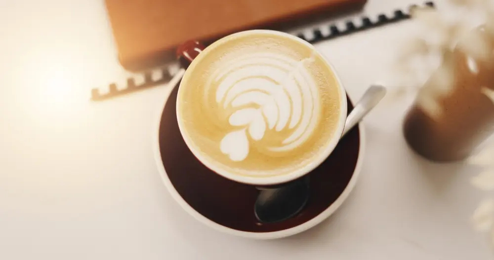 arte latte tulipán en cappuccino