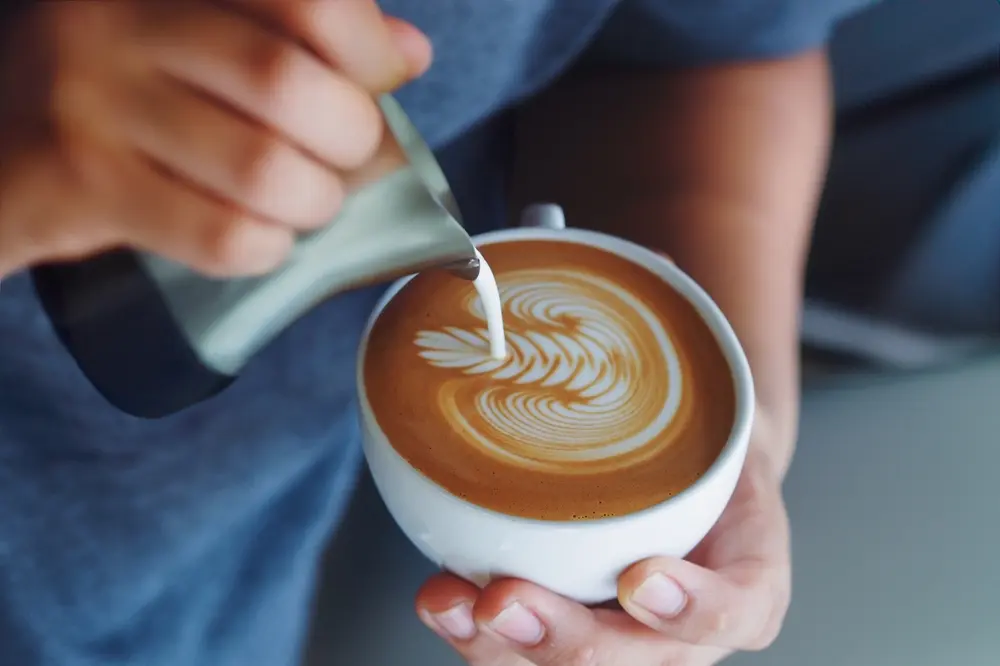barista haciendo rosetta con leche vaporizada