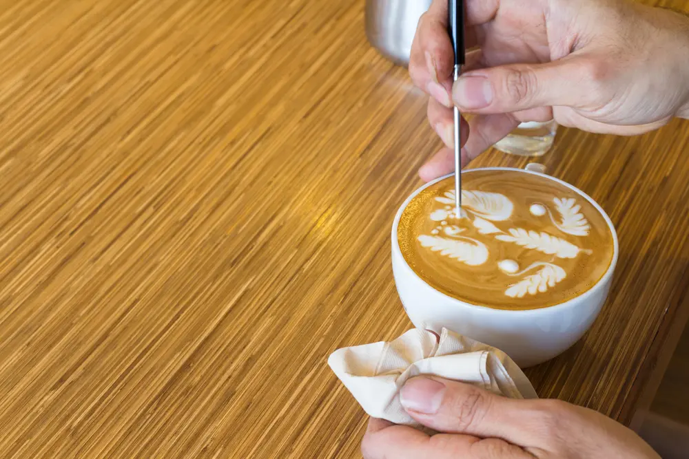 barista haciendo etching con leche vaporizada