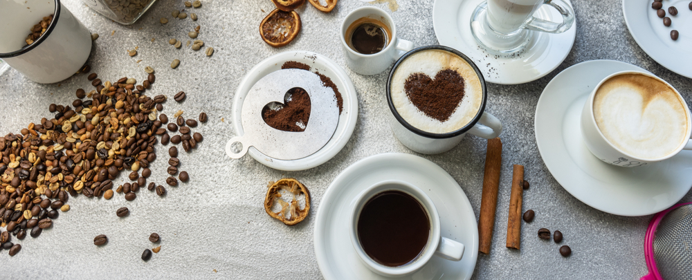 Arte latte con plantillas y chocolate