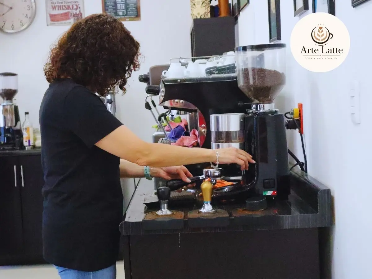 Alumno preparando bebidas de café durante capacitación presencial de barismo