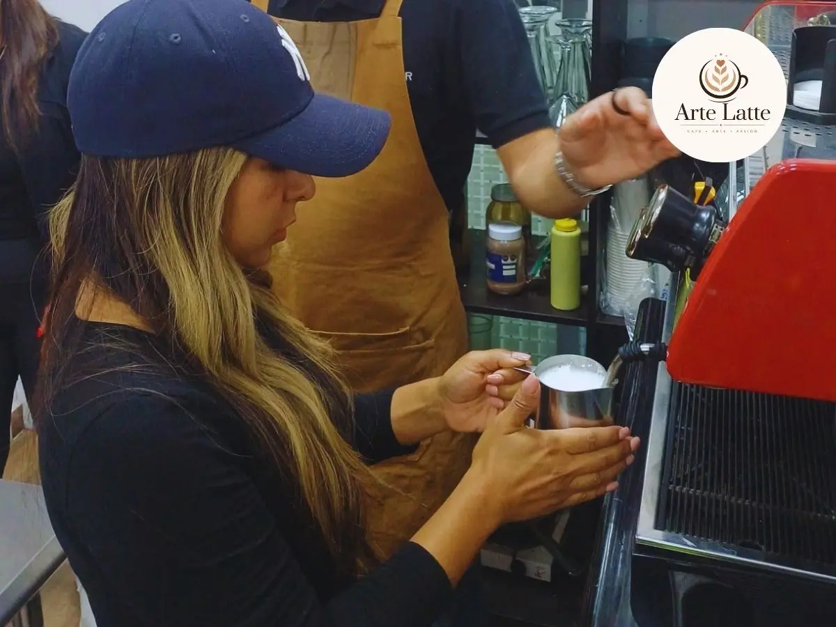 Grupo pequeño practicando barismo y arte latte en curso de café presencial
