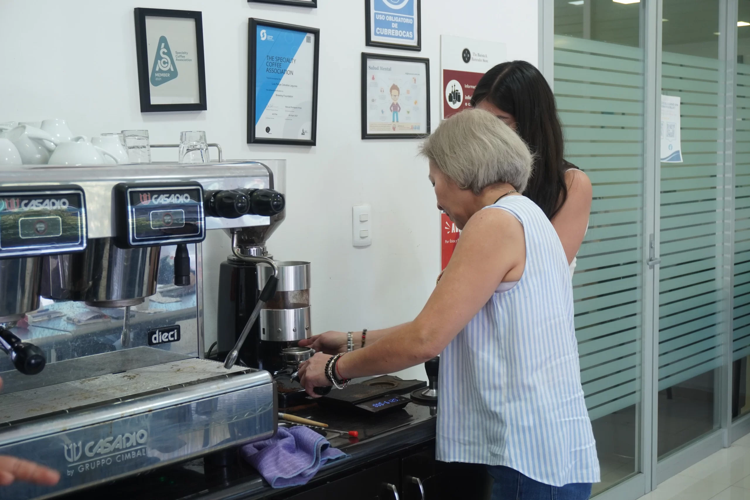 Preparación de café durante curso de barismo y arte latte
