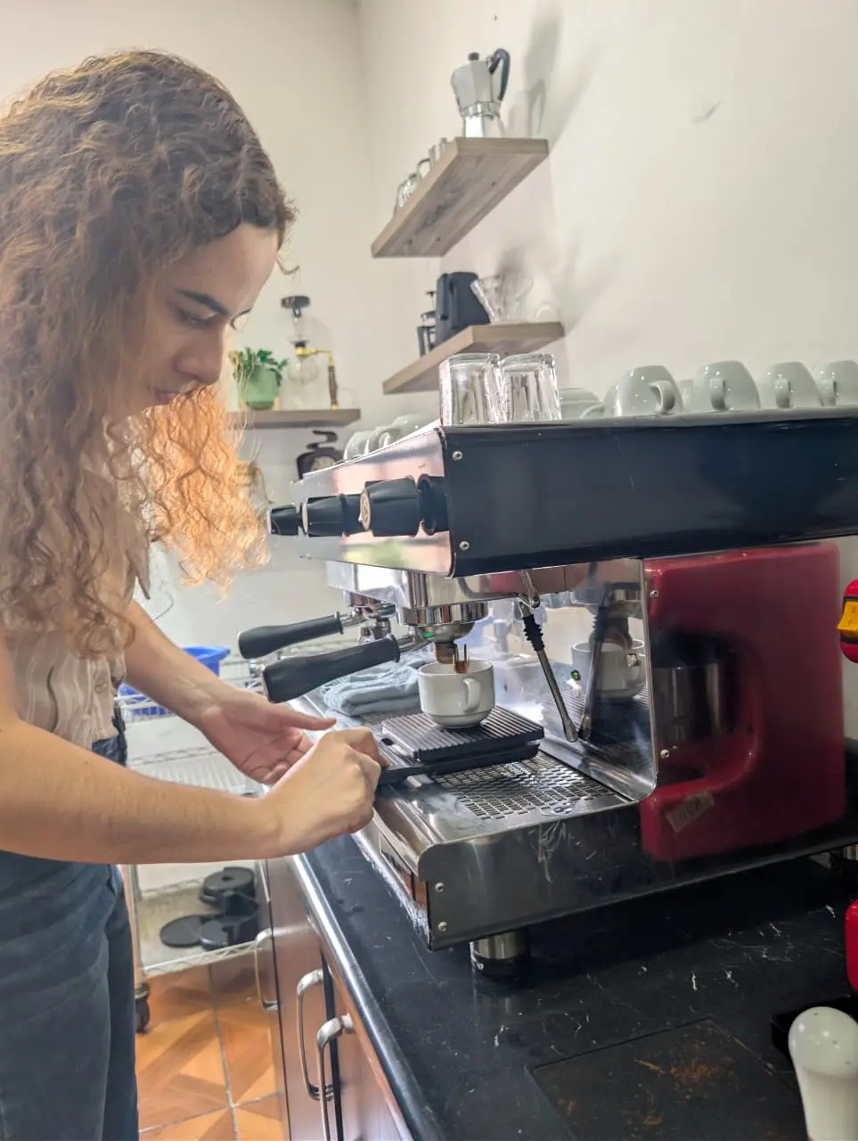 Alumno practicando arte latte en curso presencial