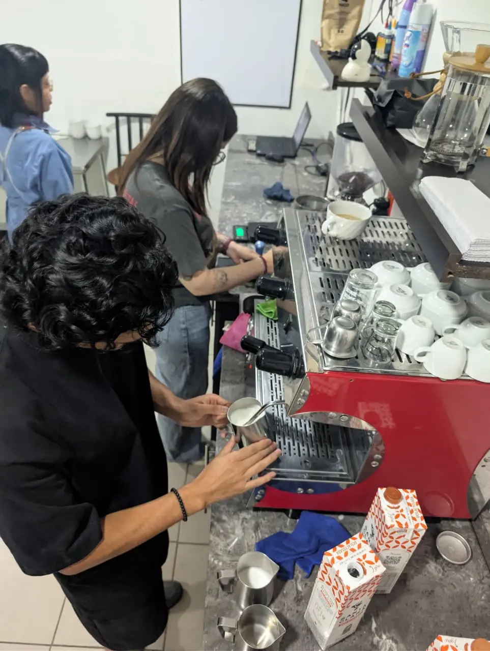 Curso de barismo en CDMX con práctica de café