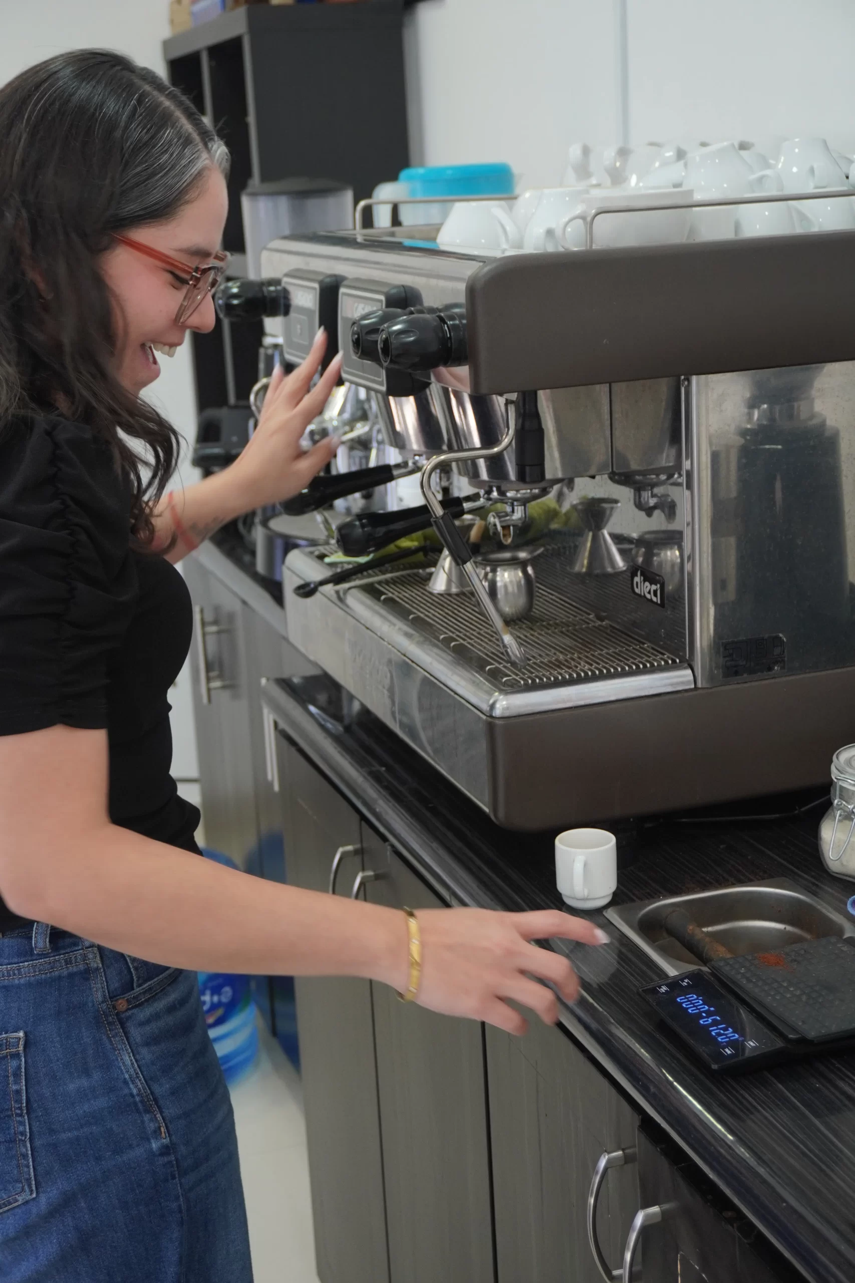 Barista preparando café en máquina espresso